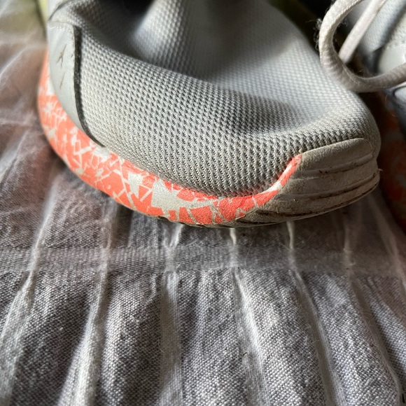 Grey w/ colorful soles Nikes - Picture 5 of 8